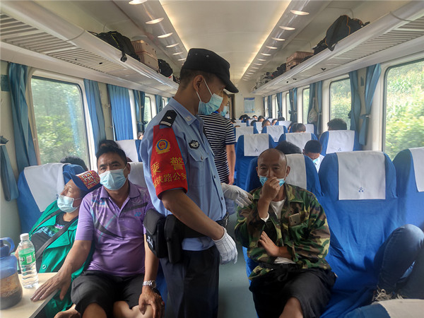 图2：乘警在T8867次列车上提醒旅客戴好口罩.jpg